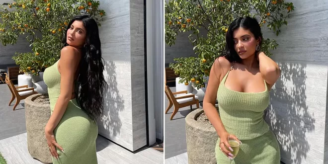 Kylie jenner pregnant showing off baby bump to friends source exclusive